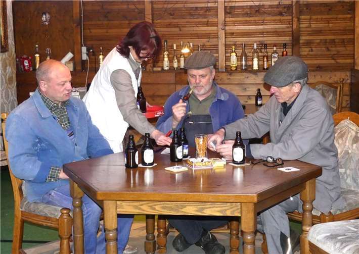 Im Stiffje vom Beerhannnes Lena wird nicht nur 7-Schräm gespielt sondern auch über aktuelle Themen diskutiert. Dabei können auch hin und wieder die Stühle fliegen. Fotos: TE