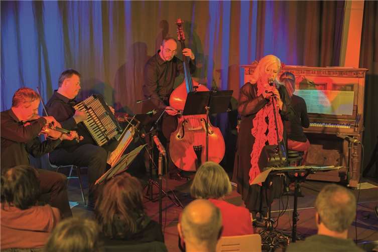 Im Stil der alten Orchester spielte das Quartett „Tango a mano“ die authentische Musik aus dieser Zeit.