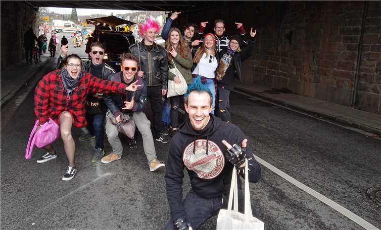 Im Stil der wilden 70er Jahre war die Kanujugend unterwegs.privat