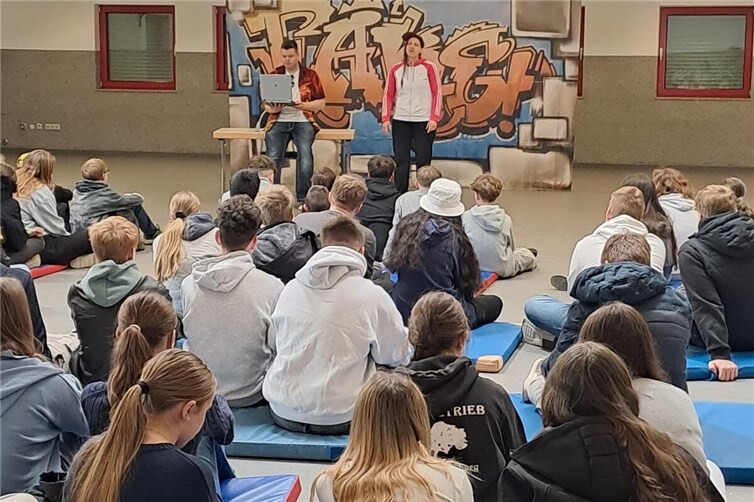 Im Stück des Berliner Theaterensemble „Radiks“ ging es um Cybermobbing und die Frage, wie man verantwortungsvoll mit digitalen Medien umgeht.