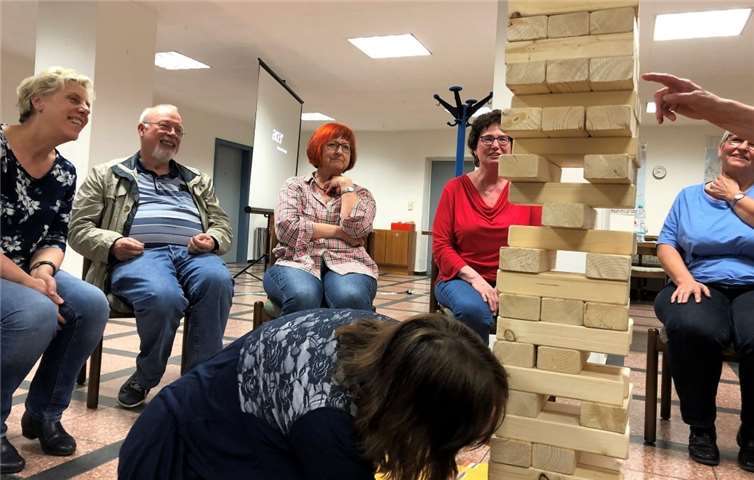 Im Stuhlkreis nahmen die Mitglieder des Kinderschutzbundes Höhr-Grenzhausen am Ende ihrer Jahreshauptversammlung Platz. Mit Achtsamkeits- und Team-Übungen erlebten sie am eigenen Leib, wie die sozialpädagogischen Fachkräfte in Sozialkompetenz-Projekten ihre Botschaften deutlich machen. Zum Beispiel beim gemeinsamen Bau eines überdimensionalen Jenga-Turms. Foto: privat