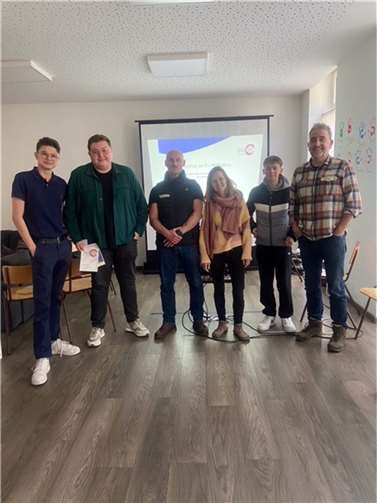 Im Stuhlkreis wurden spannende Themen zur Wahl des Europäischen Parlaments im Zeitraum vom 6. bis 9. Juni kommuniziert. Foto: Jugendpflege Stadt Mendig