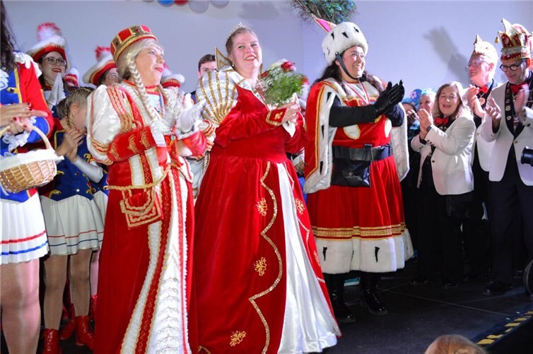 Im Sturm eroberte das erste Kripper Damen-Dreigestirn mit Prinzessin Daniela Lambertz, Bauer Nicole Hansen und Jungfrau Liane Rein, die Herzen der Jecken und die Bühne. Fotos: AB