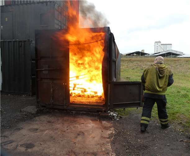 Im Szenario der Brandbekämpfung wurdeein Feuer in einem Container mit verschiedenen Techniken bekämpft.