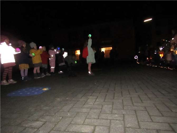 Im Tanz hielten alle acht Kinder eine Leuchtkugel im Farbwechsel.  Foto: Haus für Kinder