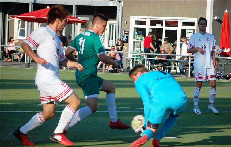 Im Test gegen den Oberligisten FV Engers (im grünen Trikot Goran Naric) hatte die Abwehr der SG Eintracht Mendig/Bell (von links Kodai Stalph, Torhüter Niklas Nett und Milan Rawert) alle Hände voll zu tun.SK