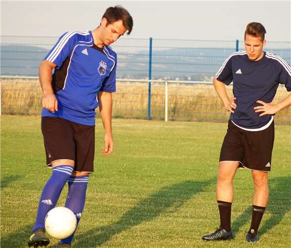 Im Test gegen die SG Moseltal Lay vergab Christian Funk (li.) einen Foulelfmeter.