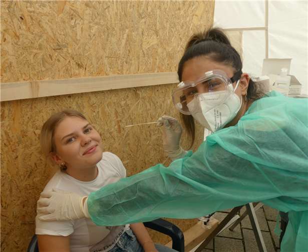 Im Testzentrum auf dem Cochemer Endertplatz werden die Tests in eingerichteten Zeltkabinen durchgeführt.