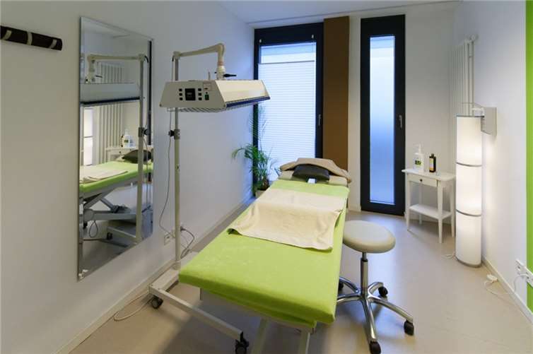 Im Therapiezentrum Balance ist es für die Pflegenden selbstverständlich, dass die Behandlungsräume durch das Serviceteam für den jeweiligen Patienten vorbereitet sind. Fotos: Ruediger Bartz