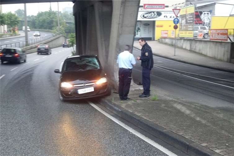 Im Tieftrog der B 9 kam es zu einem Verkehrsunfall, bei dem der Unfallverursacher glücklicherweise unverletzt blieb. Foto: Polizei Koblenz