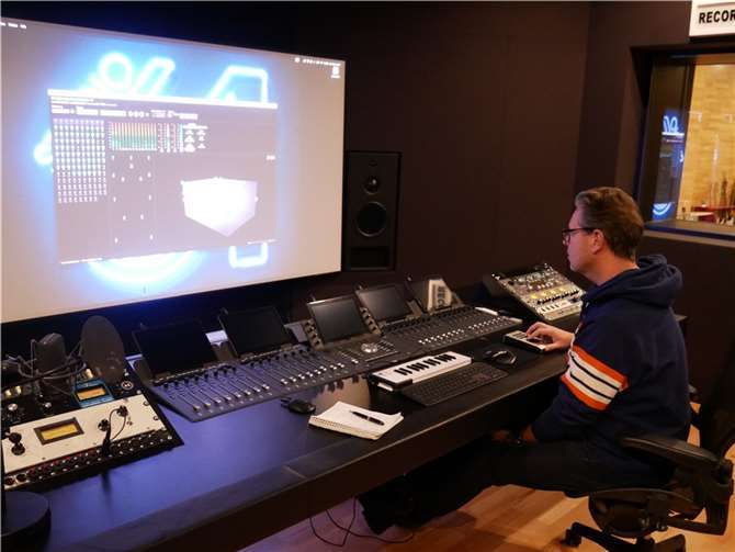 Im Tonstudio mit jeder Menge Hightech stellt der gebürtige Andernacher die verschiedenen Zutaten des nächsten Hits zusammen.