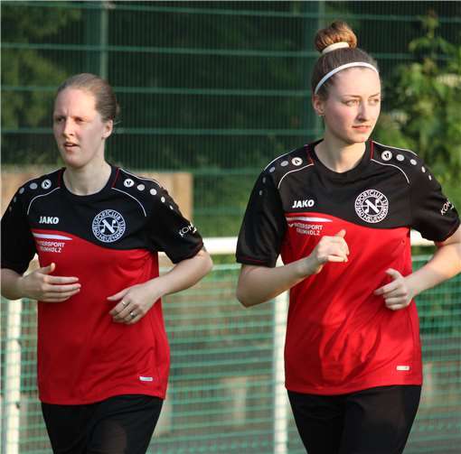 Im Training wieder am Ball. Jana Erbeling (re.) und Emily Faßbender vom Bezirksligisten SC 13 Bad Neuenahr II.Foto: SC 13 Bad Neuenahr