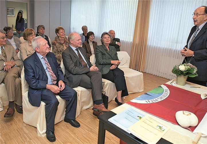 Im Trauzimmer der Gemeinde Wachtberg stellte der Heimatverein Pech seine beiden neuen Werke vor. Der frühere Bundesaußenminister Hans-Dietrich Genscher (r.) lobte den Vorsitzenden Günter Wagner dafür.