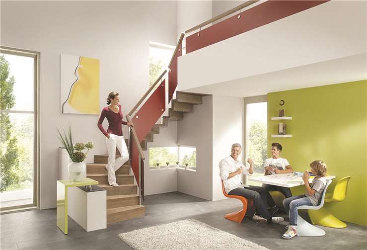 Im Trend: massives Hartholz in Kombination mit Edelstahl und Verbundwerkstoffen bei der Geländerausstattung. Treppenmeister/akz-o