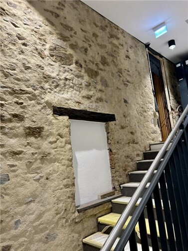 Ein moderner Anstrich für historische Mauern Im Treppenhaus.