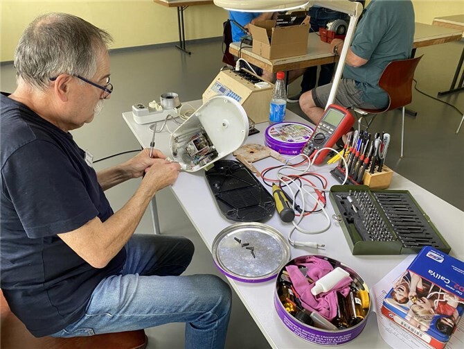 Im Tröötetempel werden Kaffeemaschinen, Wasserkocher und andere Elektrogeräte repariert.  Foto: Kulturstadt Unkel/Simone Schwamborn