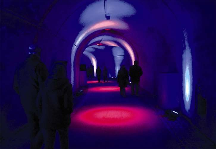 Im Tunnel gingen die Besucher durch Nebel und farbige Lichtduschen.