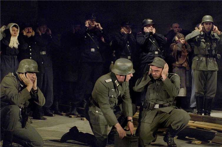 Im Tunnel versammelte Soldaten, Hitlerjungen, Flakhelfer und Zivilisten erwarten die Detonation bei der versuchten Sprengung der Brücke.