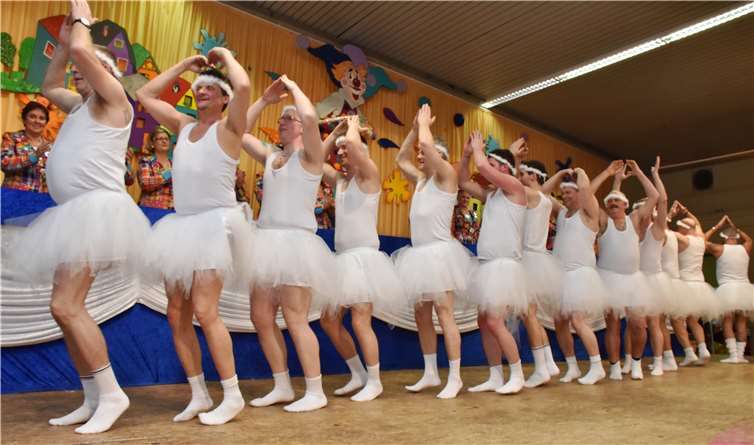 Im Tutu tanzte der der Elfenrat das Ballett Schwanensee.