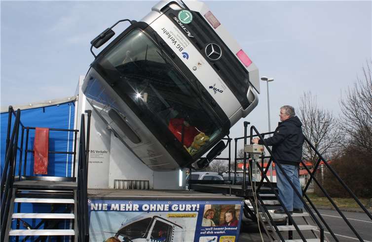 Im Überschlagsimulator erlebten die Probanden hautnah,was beim Unfall in der Fahrerkabine passieren kann. Fotos: TE
