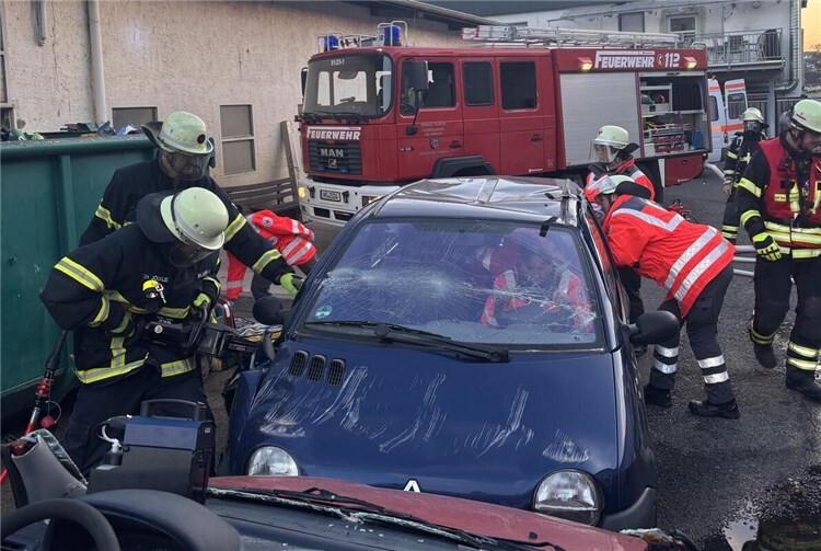 Frontalzusammenstoß in Bad Hönningen - Feuerwehr und DRK üben den Ernstfall Im Übungsszenario kam es zu einem Frontalzusammenstoß zweier PKW - die Einsatzkräfte befreiten die verletzten Personen.Fotos: Hendrik Sartor FW Bad Hönningen