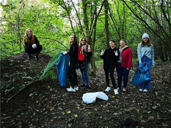 Im Uferbereich und im Bachbett des Wambachs fanden die Schülerinnen nicht nur zahlreiche Scherben, sondern alte Turnschuhe, Plastikflaschen, ein Blech und anderen Unrat. Fotos: privat