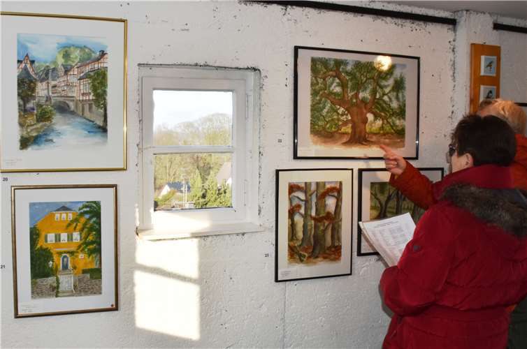 Im Uhrturm sind auch gegenständliche Kunstwerke wie Motive aus Monreal und ein Wohnhaus in Rodenbach zu sehen.