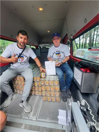Im Ukrainischen Flüchtlingslager übergibt die „Pallotti Flüchtingshilfe“ Lebensmittel an den Lagerleiter. V. l. Jakob Kharkov, Lagerleiter - Alfred Eich , Hilfe-Organisator.  Foto: privat