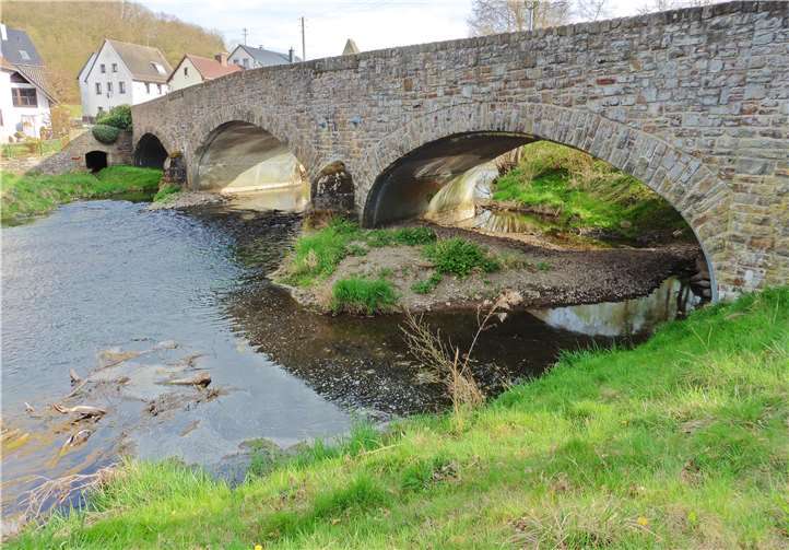 Im Umfeld der Brücke in Antweiler sollen Durchflussverbreiterungen hergestellt werden.Foto: privat