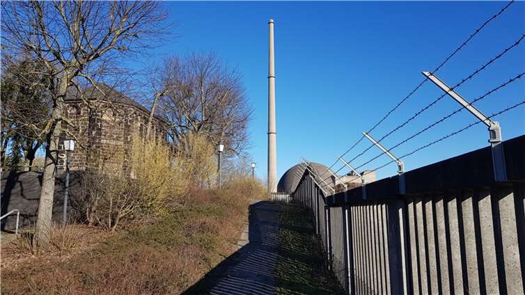 Im Umfeld der Kapelle „Am guten Mann“ (li.) bzw. im Bereich der Weißenthurmer Hafenstraße befand sich einst eine wichtige Töpferei. Heute wird das Areal vor allem durch das ehemalige Kraftwerksgelände geprägt, dessen Einfassungszaun rechts auf dem Foto zu sehen ist.