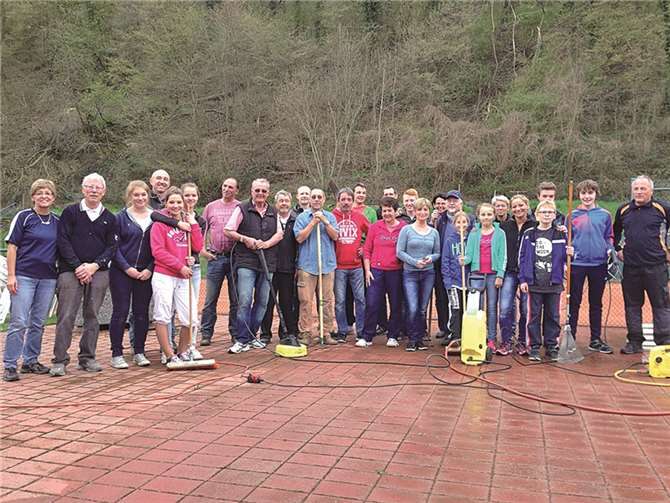 Im Verein haben Jung und Alt das Gelände des TC Blau-Weiss für den Saisonstart vorbereitet.privat
