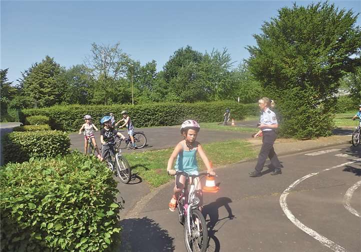 Im Verkehrsgarten wurden unter Anleitung von Verkehrssicherheitsberaterin Nadine Engebrecht Situationen aus dem Straßenverkehr durchgespielt. privat