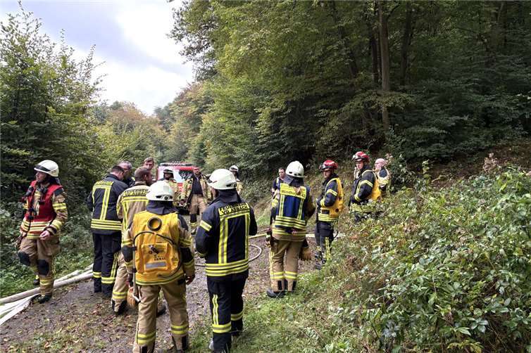 Im Verlauf der Übung wurden die Einsatzkräfte im Umgang mit der Ausrüstung für Waldbrand geschult.