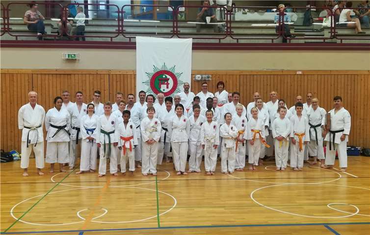 Begeisterung für den Karate-Sport Im Verlauf des Lehrgangs wurden verschiedene Techniken geübt und Prüfungen abgelegt. privat