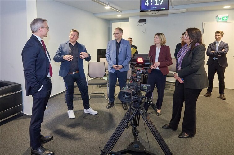 Im Videostudio informierten sich die politischen Gäste darüber, wie moderne Lernarchitekturen und Videoproduktion zentrale Zukunftskompetenzen stärken.