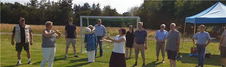 Im Vordergrund Bürgermeisterin Petra Kalkbrenner und Ratsfrau Tanja Pleßer, im Hintergrund CDU-Buschhoven und Junge Union. Copyright: S.Lütke