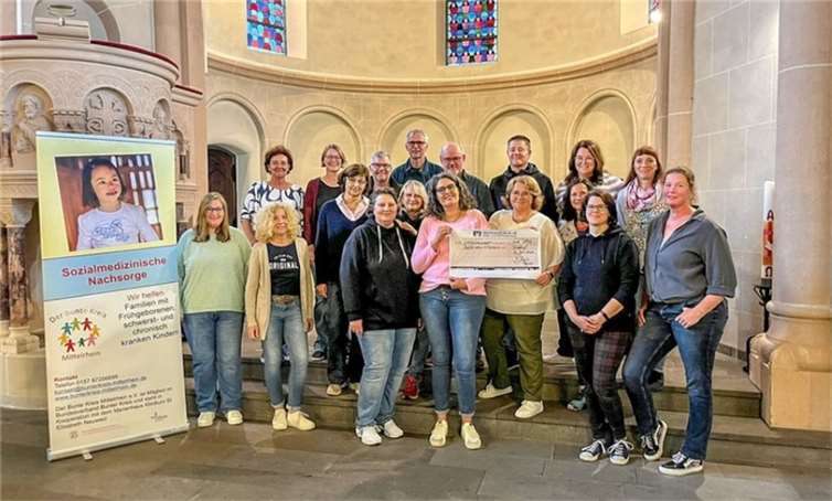 Im Vordergrund Chorleiterin Nadine Kraft, sowie Kathrin Baumgartl für den Bunten Kreis Mittelrhein und Jasmin Letschert vom Chor.  Foto: Kathrin Baumgartl