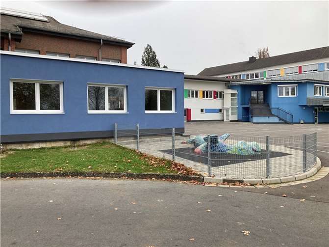 Im Vordergrund: Der neue Schulcontainer der Grundschule Herschbach. Foto: privat
