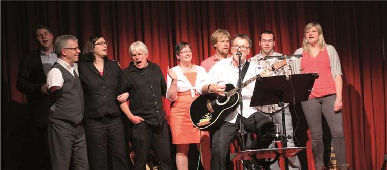 Im Vordergrund Hartwig Kiwitt, und hinten (von links) Tobias Leuning, Rainer Schmidt, Miriam Schmidt, Bernd Schumacher, Gisela Hein sowie Sebastian Jäger, Moritz Rissel und Sabine Dute von der Band „vielsaitig“.
