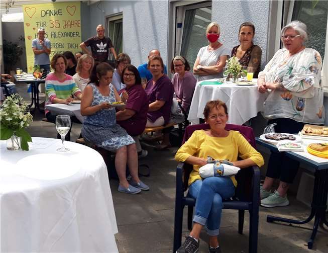 Im Vordergrund Helga Gäb mit Gästen. Foto: privat