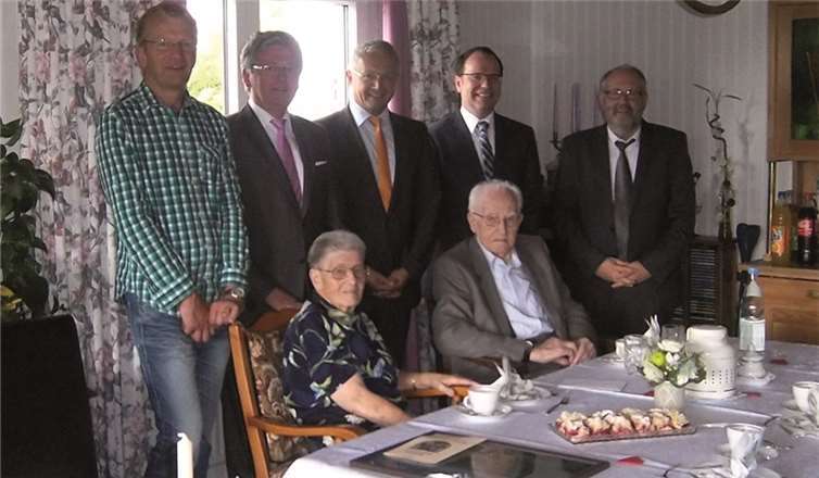 Im Vordergrund das Jubelpaar; dahinter (v.l.n.r.): Tobias Autrum, Bürgermeister Werner Grüber, 1. Kreisbeigeordneter Achim Hallerbach, 1. Ortsbeigeordneter Thomas Boden, Ortsbürgermeister Jürgen Becker.Privat