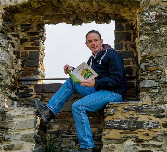 Im Vordergrund der Wanderung stand die Legende des Tatzelwurms, Buchautor Stefan Gemmel las in Etappen aus seinem Buch vor.