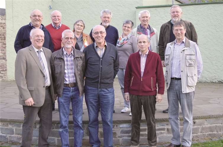 Im Vordergrund der geschäftsführende Vorstand, im Hintergrund die Beisitzer.AB