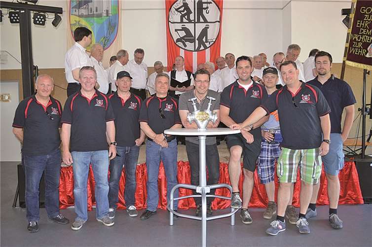 Im Vordergrund die Feuerwehrfreunde aus Oedingen im Sauerland mit ihrem Präsent für die Oedinger Feuerwehr aus dem Rheinland.Jutta Plewa