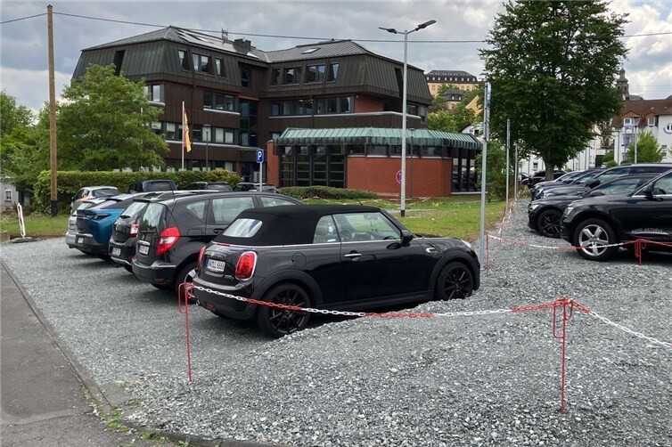 Im Vordergrund die für die Erweiterung des Verwaltungsgebäudes vorgesehene Fläche