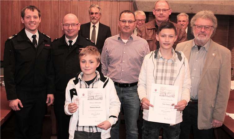 Im Vordergrund standen die von Hans Georg Faust geehrten Sportler und Feuerwehrleute.DL