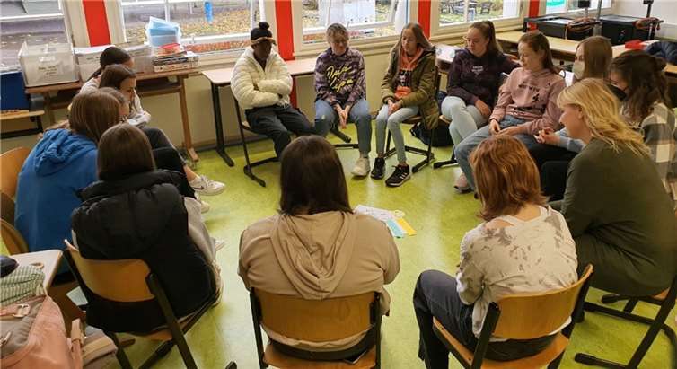 Im Vordergrund steht das Erlernen von Strategien, die für die Schülerinnen im Schul- und Lebensalltag nützlich sind und ihre Fähigkeiten und ihre Persönlichkeitsbildung positiv fördern. Foto: SMS