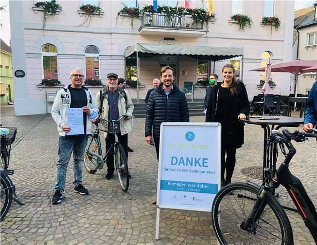 Im Vordergrund von links der Team-Kapitän der FBL, Marko Krämer, der Beigeordnete Rainer Doemen, Bürgermeister Björn Ingendahl sowie die Klimaschutzmanagerin der Stadt Remagen Chantal Zinke..Foto: privat
