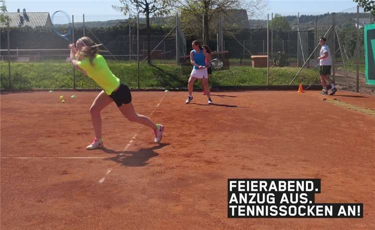 Im Vordergrund zu sehen ist Luca Schneider beim letzten Kurs Cardio Tennis. Foto: privat