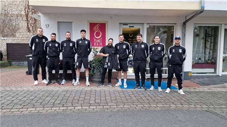Im Vorfeld der Begegnung bedankte sich das Team um Mannschaftskapitän Timo Schmidgen bei Hassan Hammoudi für die Unterstützung zur Anschaffung von Trainingsutensilien. Foto: privat